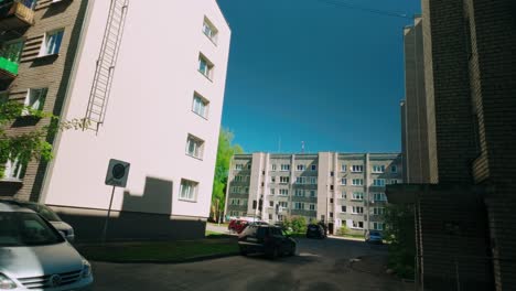 Sowjetische-Wohnblöcke-Straßenarchitektur-Städtereise-Im-Baltikum-An-Sonnigen-Frühlingstag