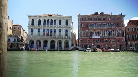 Gran-Canal-De-Venecia-Con-Pintorescos-Edificios-Arquitectónicos-Durante-El-Día-Soleado