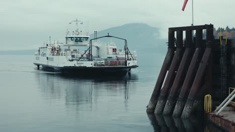 Pequeño-Ferry-De-Pasajeros-Llegando-Al-Muelle