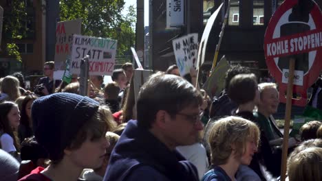 Los-Niños-Saltan-Manifestándose-Por-La-Justicia-Climática-En-Colonia.