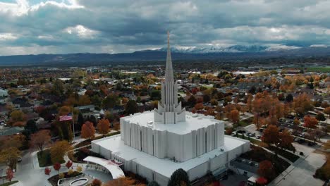 Templo-Sagrado-Del-Río-Jordán,-Jordania-Del-Sur,-Utah,-Firmes