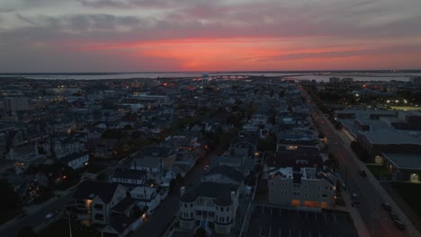 Luftaufnahme-Eines-Wunderschönen-Sonnenuntergangs-Mit-Einer-Drohne-Vom-Riesenrad-Aus-Mit-Stadtbild-Im-Hintergrund