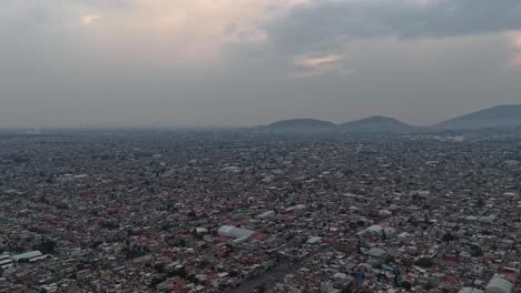 Hiperlapso-De-Ecatepec-En-Un-Día-Nublado-Con-Lluvia-Inminente