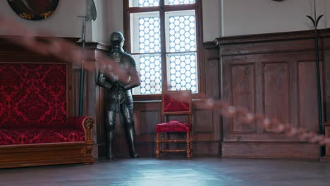 Rittersaal-Des-Schlosses-Trakoscan-Mit-Mittelalterlicher-Ritterrüstung-Und-Eleganten-Roten-Möbeln