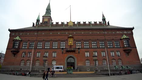 Toma-Panorámica-Amplia-Caminando-Hacia-El-Edificio-Del-Ayuntamiento-De-Copenhague,-Dinamarca