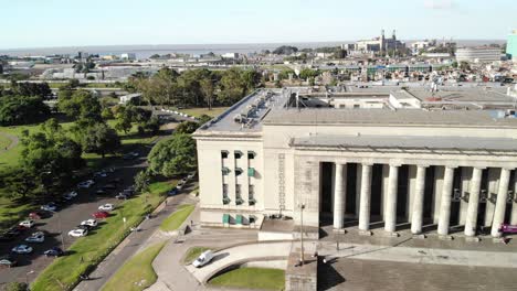 Luftaufnahme-Mit-Dolly,-Die-Die-Juristische-Fakultät-Der-Universität-Buenos-Aires,-Die-Juristische-Fakultät,-Argentinien-Zeigt