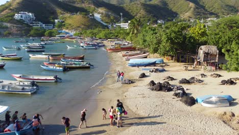 Tropischer-Strand-In-Santa-Marta,-Kolumbien,-Mit-Booten-Und-Menschen,-Sonniger-Tag,-Luftaufnahme