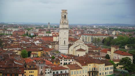 Vista-Panorámica-De-La-Histórica-Ciudad-De-Verona-En-Italia-Con-Vistas-A-Los-Edificios-Rojos-De-La-Azotea-Y-Al-Battistero-Di-San-Giovanni-En-Fonte.