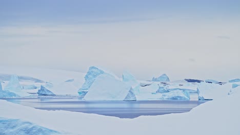 Großer-Antarktischer-Eisberg,-Meereslandschaft-Bei-Sonnenuntergang,-Große,-Massive-Blaue-Eisberge-Mit-Erstaunlichen-Formen-Und-Dramatischen-Wolken-Und-Himmel-Bei-Sonnenaufgang,-Winterlandschaft-Auf-Der-Antarktischen-Halbinsel-In-Eisiger-Szene