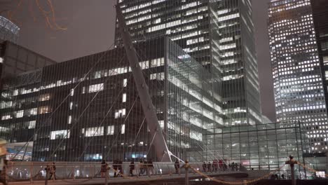 Vídeo-Timelapse-De-Personas-Pasando-Desde-La-Pasarela-De-South-Quay-Hasta-El-Distrito-Comercial-De-Canary-Wharf-En-La-Noche-Después-De-La-Hora-Pico