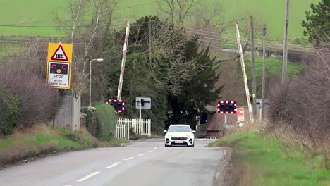 Ein-Bahnübergang-Auf-Einer-Landstraße-Im-Dorf-North-Luffenham-In-Der-Grafschaft-Rutland,-England