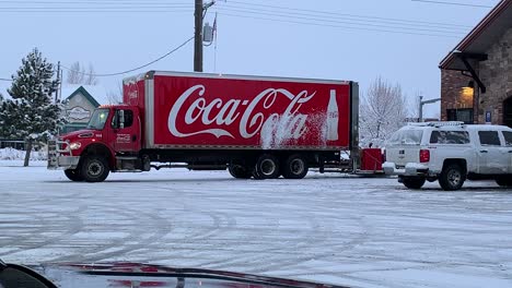 Coca-Cola-LKW-Entladen-In-Schneebedeckter-Tankstelle