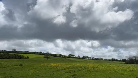 Timelapse-De-Nubes-Pasando-Sobre-Green-Farm-Hill-En-Mayo,-Irlanda