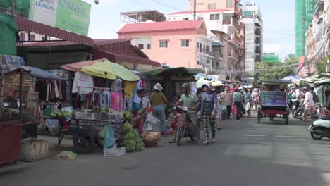 öffentliche-Lokale-Marktszene-Mit-Tuktuks-Und-Motorrädern