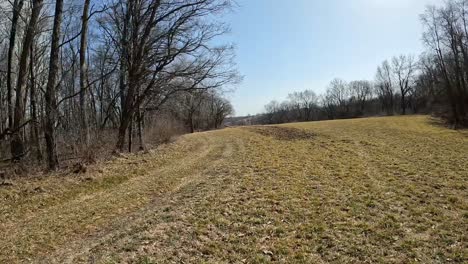 POV---Fahrt-Am-Rande-Eines-Leeren-Feldes-Im-Frühen-Frühling-Im-Mittleren-Westen