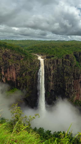 Lapso-De-Tiempo-Vertical-De-4k,-Cataratas-Wallaman,-Hito-Natural-De-Queensland,-Australia-Bajo-Nubes-Bajas