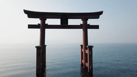 Fliege-Durch-Schwimmende-Torii,-Biwa-See-In-Japan,-24 fps