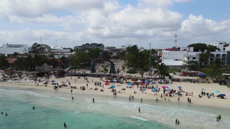 Turistas-Disfrutando-De-Un-Día-Soleado-En-La-Playa-Fundadores-En-Playa-Del-Carmen