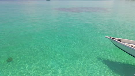 Relaxing-turquoise-sea-in-sunny-day