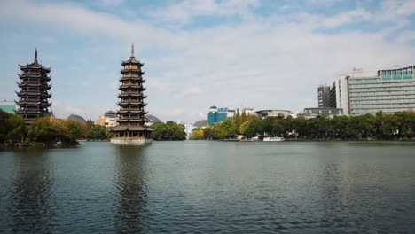 Schwenkansicht-Der-Sonne--Und-Mondtürme-In-Guilin-In-China