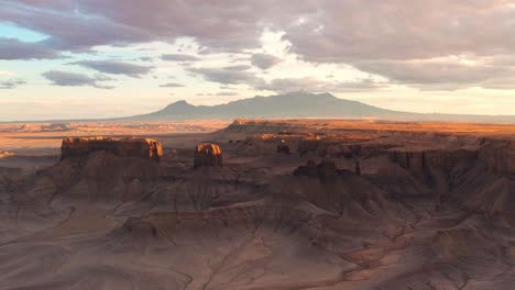 Montañas-De-Utah-En-El-Desierto-Drone-Disparó-Un-Paisaje-Increíble