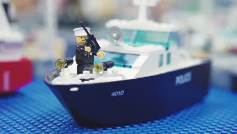 Lego-Modell-Eines-Funkers-Der-Marine-Auf-Dem-Boot-|-Zeitlupe