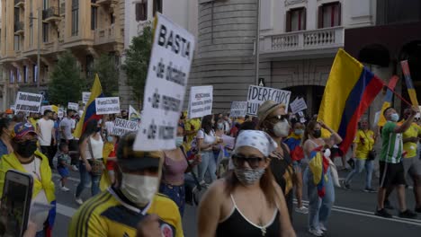 Riesiger-Protest-Auf-Der-Gran-Via-Madrid-Gegen-Die-Kolumbianische-Regierung