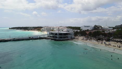 Hohe-Luftaufnahme-Des-Strandes-Mit-Kristallklarem-Wasser