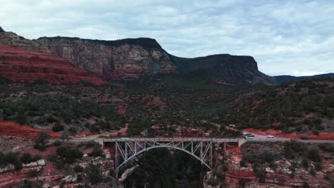 Aerial-View-Of-Cars-Driving-Through-Midgley-Bridge-In-Sedona,-Arizona,-USA