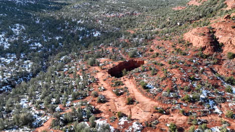 Aerial-View-Of-Sedona-Red-Rocks-And-Lush-Valley-Over-State-Parks,-Arizona,-United-States