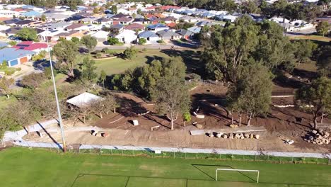 Clip-Derecho-De-La-Plataforma-Rodante-Aérea-De-Las-Obras-De-Construcción-Del-Parque-Infantil-Después-De-Las-Inundaciones,-Riverlinks-Park-Clarkson-Perth