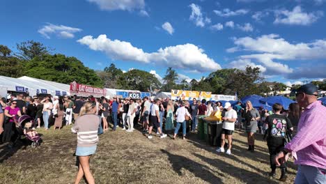 Gran-Multitud-Asiste-Al-Festival-Griego-Paniyiri-En-Brisbane,-Australia,-Disfrutando-De-La-Cocina-Y-El-Ambiente-Griegos.