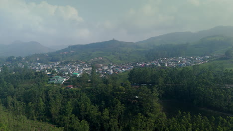 Vista-Real-De-Pequeños-Municipios-En-Medio-De-Plantaciones-De-Té-Y-Laderas-Forestales-De-La-Ciudad-De-Munnar,-Kerala,-India