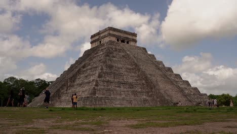 Zeitraffer-Von-Touristen,-Die-Chichen-Itza-Fotografieren,-Während-Wolken-Darüber-Ziehen