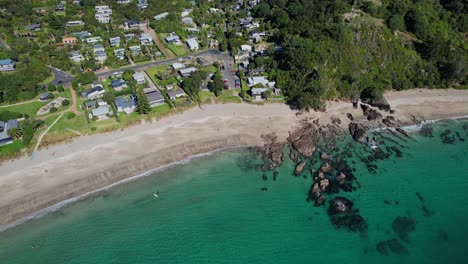 Antena-Sobre-La-Bahía-De-Mawhitipana-Hacia-Palm-Beach-En-La-Isla-Waiheke-En-Auckland,-Nueva-Zelanda