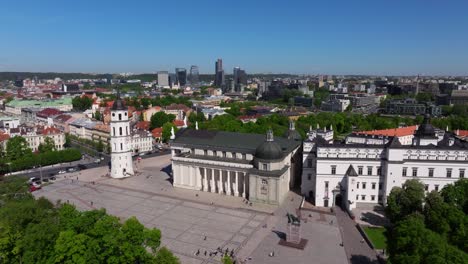 Erstaunliche-Luftaufnahme-Des-Domplatzes-Und-Des-Glockenturms-Von-Vilnius-–-Filmreife-Drohnenaufnahme-Aus-Der-Umlaufbahn