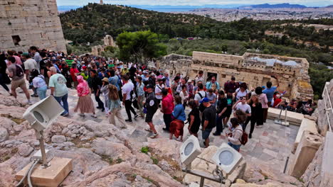 La-Acrópolis-De-Atenas-Es-Una-Antigua-Ciudadela-Sobre-Un-Afloramiento-Rocoso-Sobre-Atenas,-Grecia