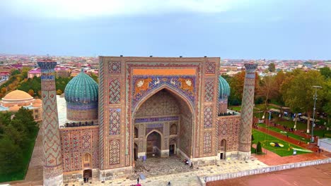 Vista-Aérea-De-La-Plaza-Registan-En-Samarcanda-Uzbekistán