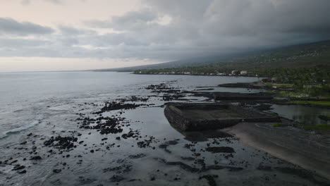 Makolea-Beach,-Hawaii,-Abenddämmerung,-Drohnenaufnahme,-Mai-2024