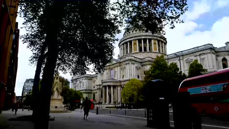 Eine-Britische-Ikone:-Die-Wunderbare-St.-Pauls-Kathedrale-Im-Zentrum-Von-London-Und-Die-Berühmte-Schwarze-Telefonzelle-In-Der-City-Of-London