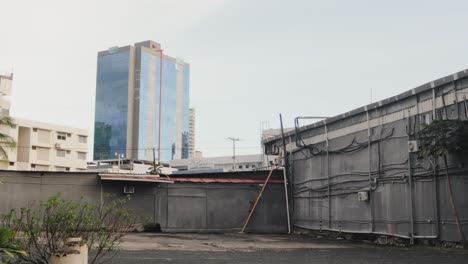 Edificios-En-La-Ciudad-De-Panamá-Durante-El-Día-Con-Buen-Clima-Tropical,-Filmados-Desde-El-Nivel-De-La-Calle-En-Tiempo-Real-Con-Un-Ligero-Movimiento-De-Cámara