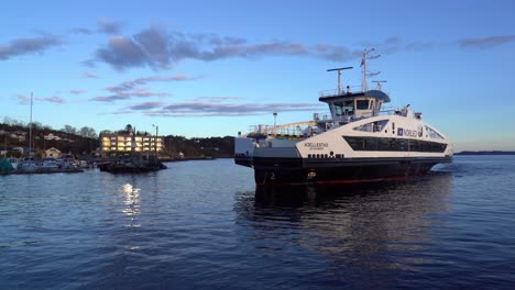 Elektrisch-Betriebene-Passagierfähre-Ankunft-Im-Hafen-Klokkarvik-Norwegen