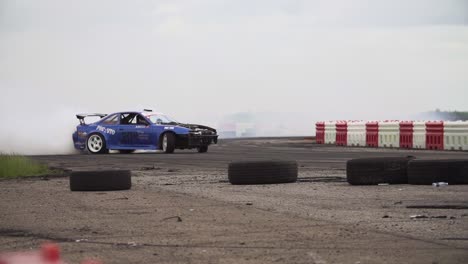 Nissan-Silvia-S14-Azul-Sin-Capó-Desplazándose-Y-Bloqueando-Los-Neumáticos-Traseros-En-Cámara-Súper-Lenta