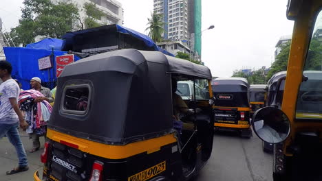 Rickshaw-Conduciendo-Muy-Cerca-Uno-Del-Otro-En-Mumbai
