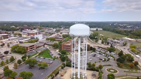 La-Torre-De-Agua-Cerca-Del-Estadio-ABC-Supply-Cierra-Durante-La-Pandemia-De-Covid-19-En-Beloit,-Wisconsin,-Estados-Unidos.