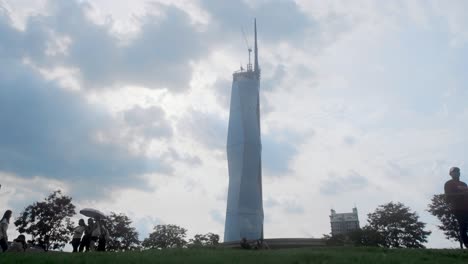 Malaysias-Höchstes-Gebäude---Warisan-Merdeka-Tower-In-Kuala-Lumpur-Mit-Blauen-Wolken-Und-Umgeben-Von-Touristen