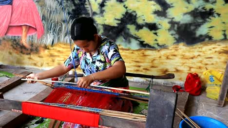 Einheimische-In-Lombok-Beim-Stricken-Von-Stoffen-Mit-Traditionellen-Webstühlen-In-Lombok---West-Nusa-Tenggara-Indonesien