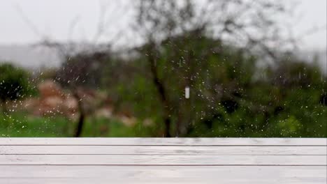 Lluvia-Cayendo-Sobre-Una-Plataforma-De-Madera-En-Cámara-Lenta