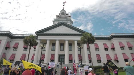 Amplio-ángulo-De-Visión-De-Una-Multitud-Parada-Frente-Al-Capitolio-Del-Estado-De-Florida-En-Una-Manifestación-Gratuita-De-Nuestros-Patriotas-En-Tallahassee,-Florida,-Para-Uso-Editorial.