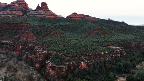 Fliegen-Sie-über-Die-Midgley-Bridge-Im-Oak-Creek-Canyon-In-Sedona,-Arizona,-USA